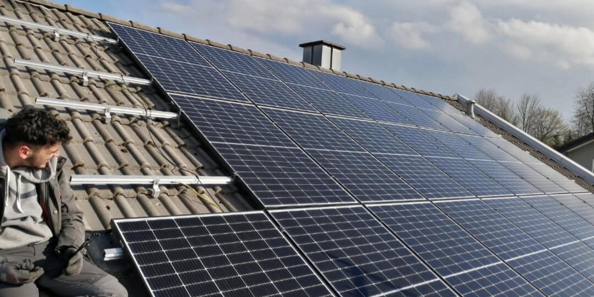 Mitarbeiter bei der Installation von Solaranlagen.