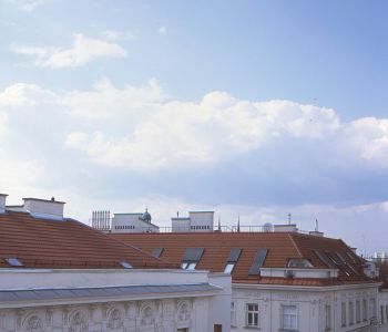 Wohnhaus mit Baugerüst während der Installation von PV Anlagen