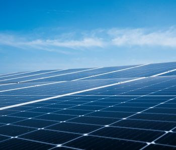 Wohnhaus mit Baugerüst während der Installation von PV Anlagen