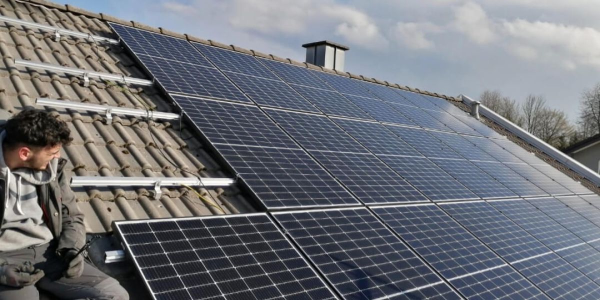 Mitarbeiter bei der Installation von Solaranlagen.