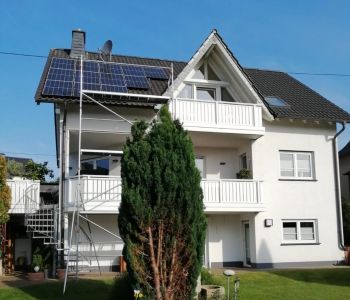 Wohnhaus mit Baugerüst während der Installation von PV Anlagen