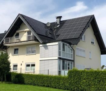Wohnhaus mit Photovoltaikanlagen