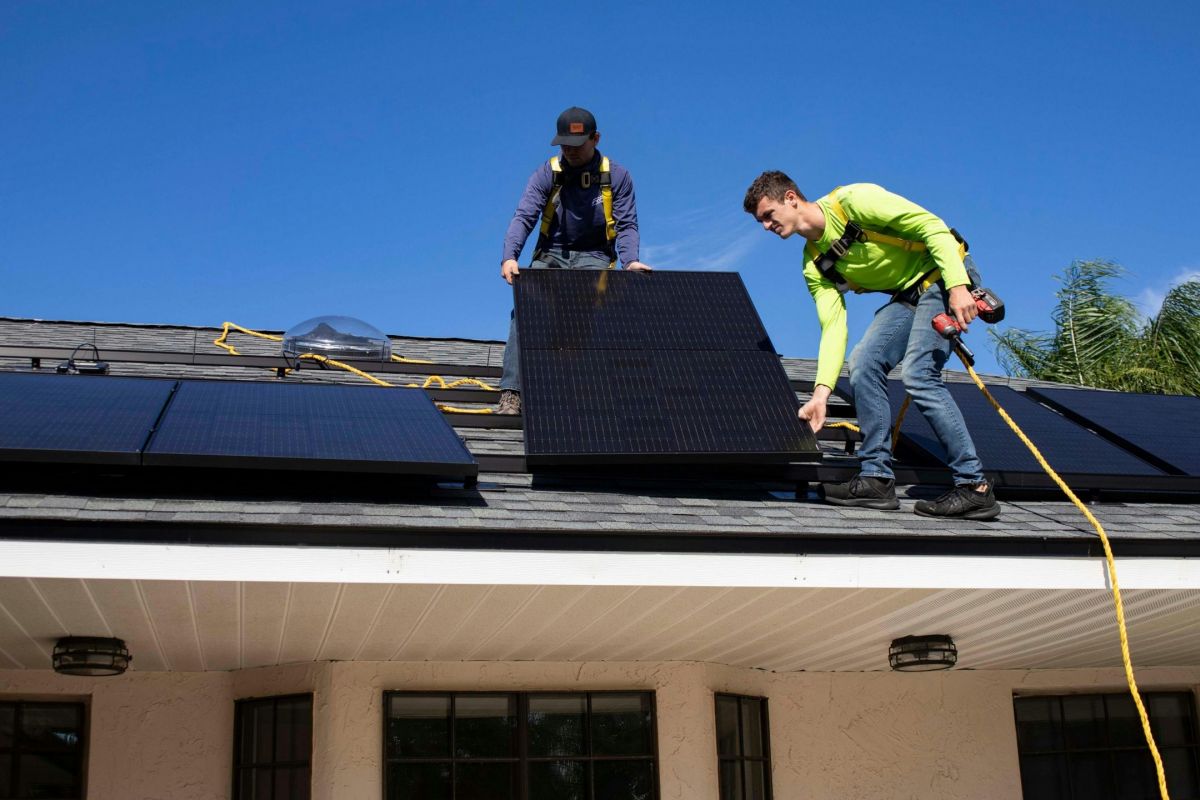 PV-Anlage Dachmontage durch Handwerker